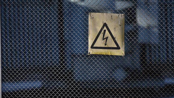 Табличка на заборе, означающая высокое напряжение. Архивное фото - Sputnik Кыргызстан