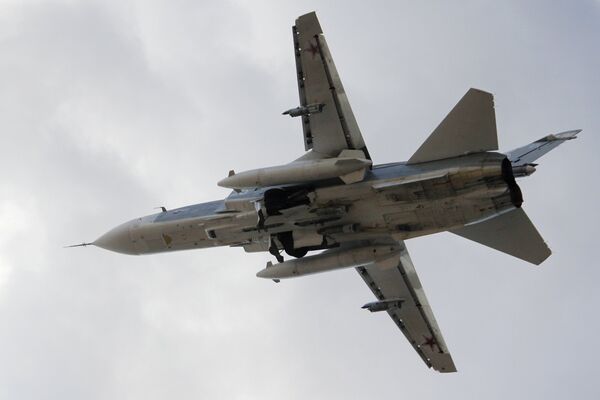 Российский истребитель-бомбардировщик Су-24 взлетает из аэропорта. Архивное фото - Sputnik Кыргызстан