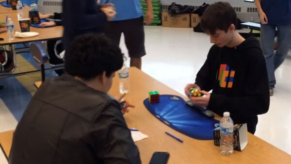 Новый мировой рекорд — подросток собрал кубик Рубика за 4,904 секунды - Sputnik Кыргызстан