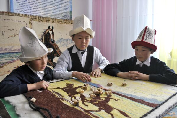 Местные жители рассказали гостям о национальных играх и показали мастер-класс по изготовлению войлочных изделий - Sputnik Кыргызстан