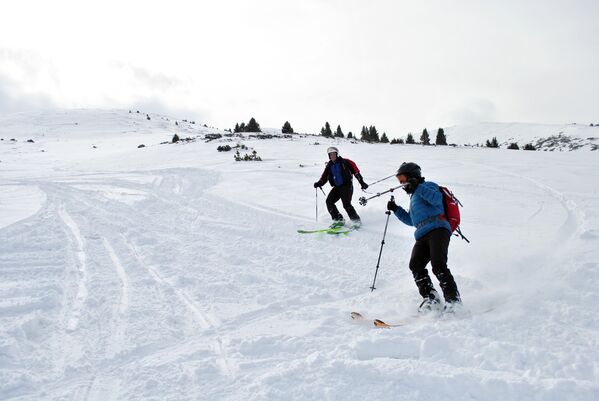 Инструкторы турагентств учили сельчан кататься на лыжах и сноубордах - Sputnik Кыргызстан