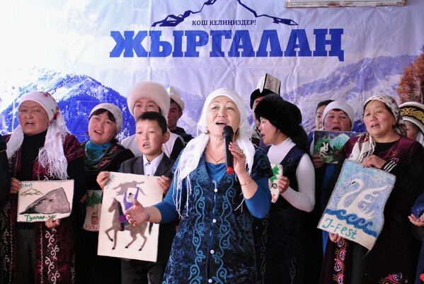 Айылдыктар фестивалды колдоого алып, келген коноктор үчүн ыр-бий тартуулашты - Sputnik Кыргызстан