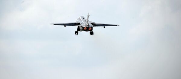 Фронтовой бомбардировщик Воздушно-космических сил РФ Су-24 взлетает с авиабазы. Архивное фото Фронтовой бомбардировщик Воздушно-космических сил РФ Су-24 взлетает с авиабазы. Архивное фото - Sputnik Кыргызстан