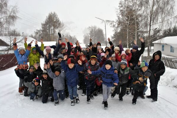 Дети кричат Добро пожаловать в Жыргалан! - Sputnik Кыргызстан