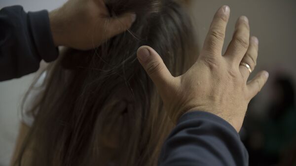 Мужчина схватывает за волосы девушки. Архивное фото - Sputnik Кыргызстан