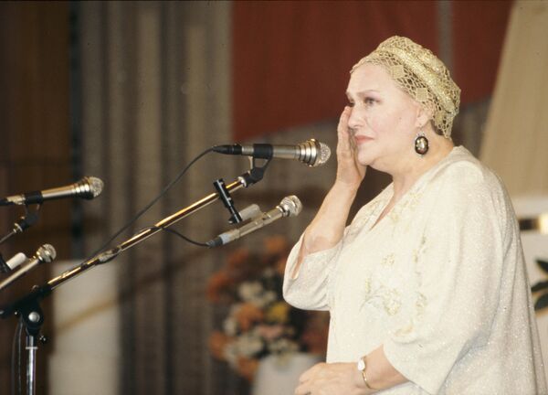 Актриса в Москве на собрании-концерте кинематографистов, где была выражена поддержка президенту России Борису Ельцину - Sputnik Кыргызстан