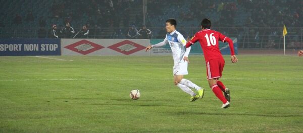 Футболист сборной КР Бахтияр Дуйшобеков на матче с Бангладеш. Архивное фото - Sputnik Кыргызстан