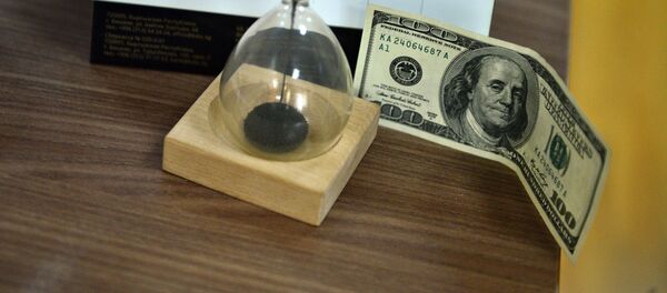 Долларовая купюра и песочные часы на столе. Архивное фото - Sputnik Кыргызстан