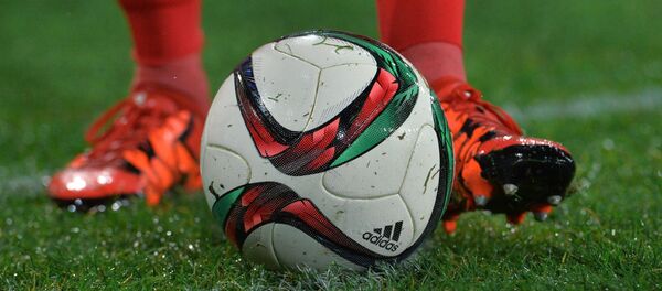 Футболист с мячом. Архивное фото - Sputnik Кыргызстан