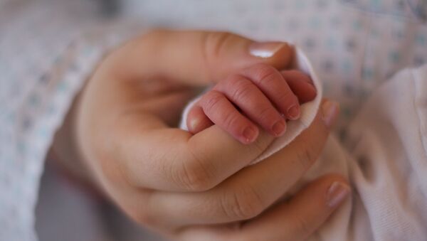 Руки новорожденного ребенка. Архивное фото - Sputnik Кыргызстан