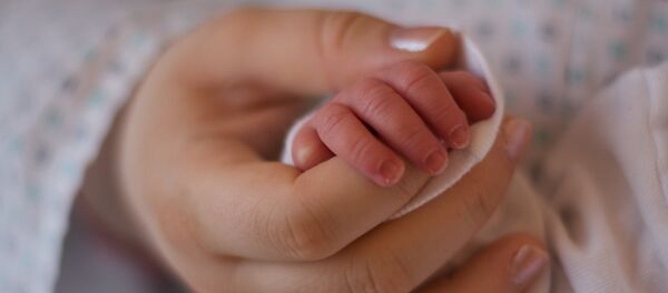 Руки новорожденного ребенка. Архивное фото - Sputnik Кыргызстан