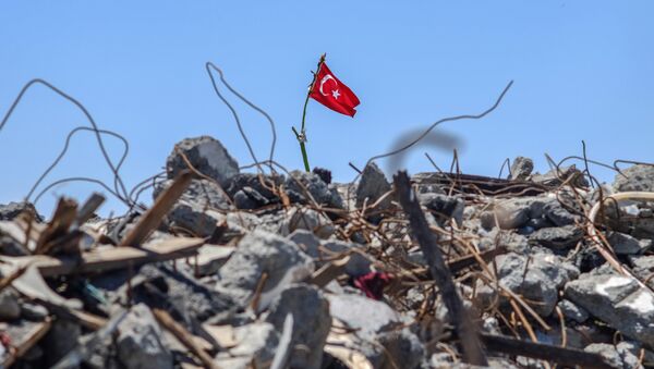 Флаг турецкой республики на развалинах. Архивное фото - Sputnik Кыргызстан