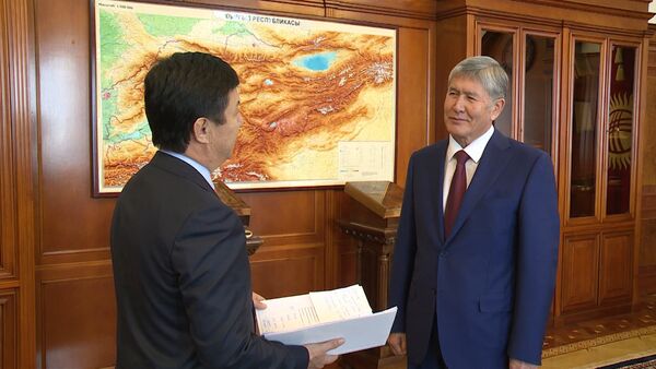 Суйунчу — Сариев поздравил президента с рождением &quot;шестимиллионика&quot; - Sputnik Кыргызстан