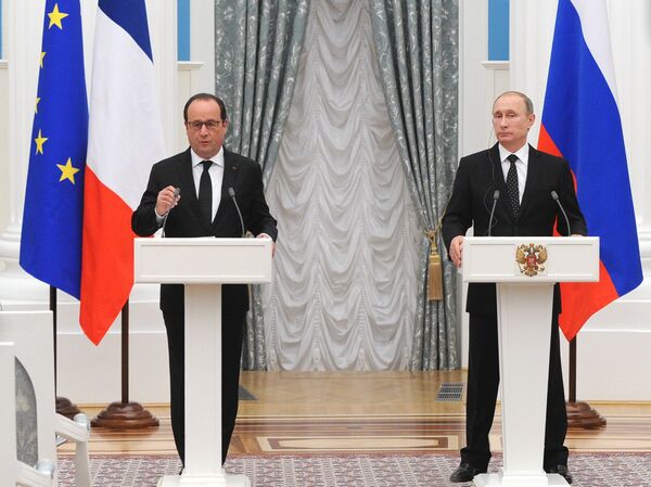 Президент России Владимир Путин (справа) и президент Франции Франсуа Олланд на пресс-конференции. Архивное фото - Sputnik Кыргызстан