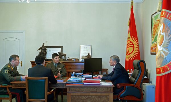 Кыргызстандын президенти Алмазбек Атамбаев өлкөнүн куралдуу күчтөрүн реформалоонун жүрүшү менен таанышты. - Sputnik Кыргызстан