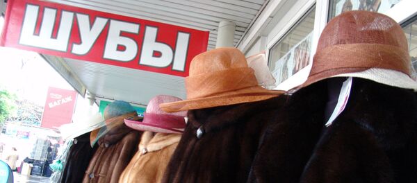 Шубы и шляпы на вещевом рынке. Архивное фото - Sputnik Кыргызстан