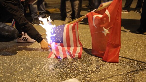 Греки сожгли флаги США и Турции в знак протеста против обстрела Су-24 - Sputnik Кыргызстан