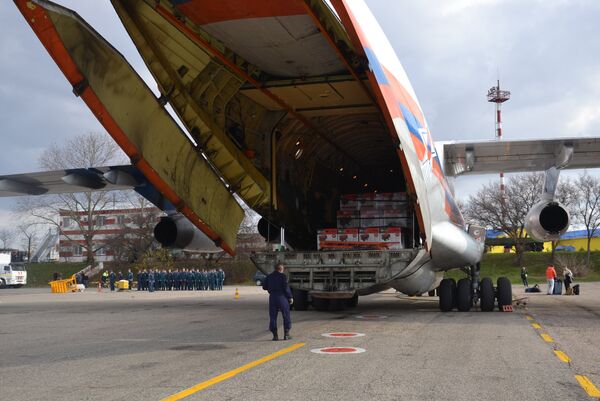 Самолет МЧС РФ ИЛ-76ТД доставил в Крым 300 мобильных электрогенераторов. Архивное фото - Sputnik Кыргызстан