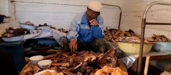 Этти устукандап жаткан адам. Архив - Sputnik Кыргызстан