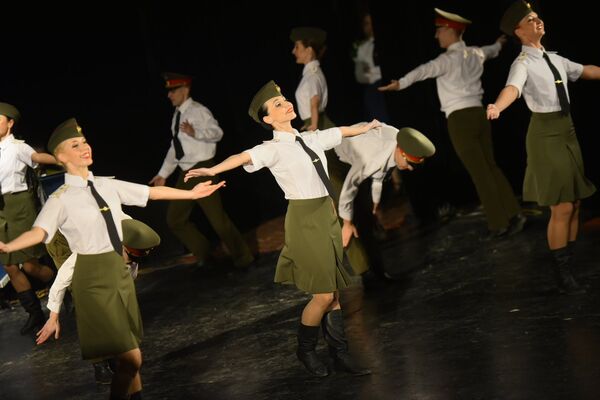 Выход девушек в военной форме зал встретил аплодисментами - Sputnik Кыргызстан