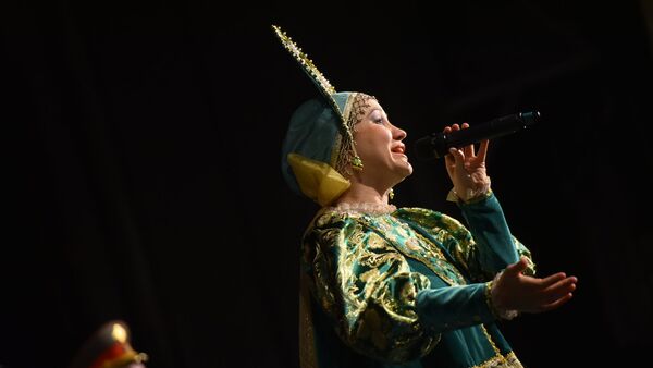 Выступление артистки на сцене. Архивное фото - Sputnik Кыргызстан