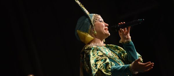 Выступление артистки на сцене. Архивное фото - Sputnik Кыргызстан