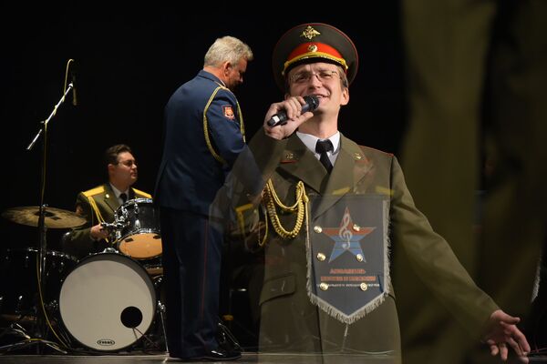 Хормейстер ансамбля исполняет песню о войне - Sputnik Кыргызстан