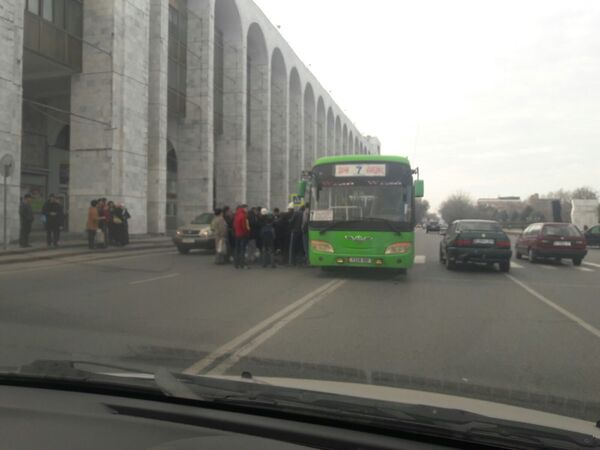 Люди вокруг автобуса который сбил девушку на площади Ала-Тоо. - Sputnik Кыргызстан