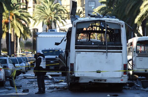 В столице Туниса прогремел взрыв недалеко от зданий министерств внутренних дел и туризма. Погибли 13 человек, еще 20 получили ранения. Теракт совершил террорист-смертник, который взорвал пояс со взрывчаткой внутри автобуса. - Sputnik Кыргызстан