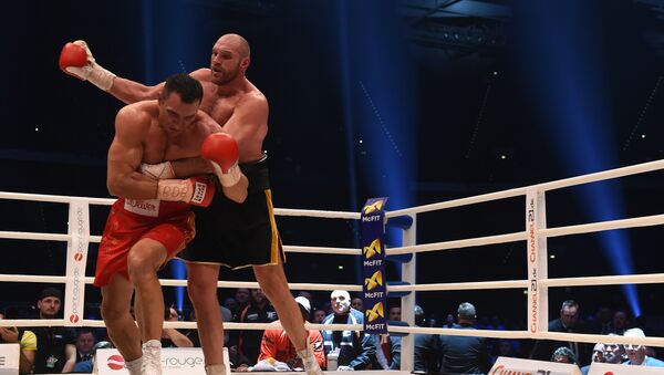 Бой между британским и украинскими боксерами Тайсоном Фьюри и Владимиром Кличко - Sputnik Кыргызстан