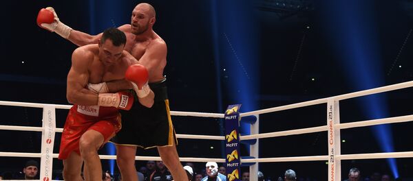 Бой между британским и украинскими боксерами Тайсоном Фьюри и Владимиром Кличко. Архивное фото Бой между британским и украинскими боксерами Тайсоном Фьюри и Владимиром Кличко. Архивное фото - Sputnik Кыргызстан