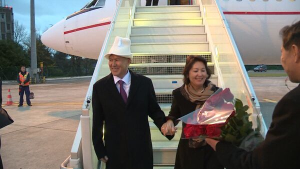 Парижде президент Атамбаевди жана биринчи айымды бир кучак роза менен - Sputnik Кыргызстан