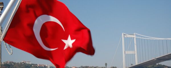 Флаг Турции на берегу Мраморного моря. Архивное фото - Sputnik Кыргызстан