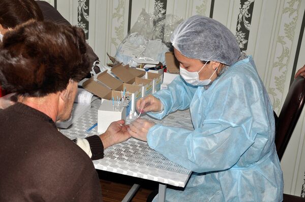 Первомайский акимиат провел благотворительную акцию для лиц без определенного места жительства по выявлению хронических заболеваний, а также ВИЧ/СПИДа и туберкулеза. - Sputnik Кыргызстан
