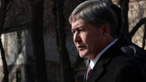 Атамбаев почтил память жертв терактов в Париже - Sputnik Кыргызстан
