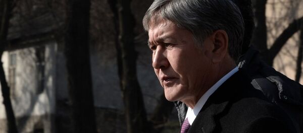 Атамбаев почтил память жертв терактов в Париже - Sputnik Кыргызстан