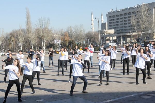 Студенты на флешмобе посвященный Международному дню борьбы со СПИДом. - Sputnik Кыргызстан