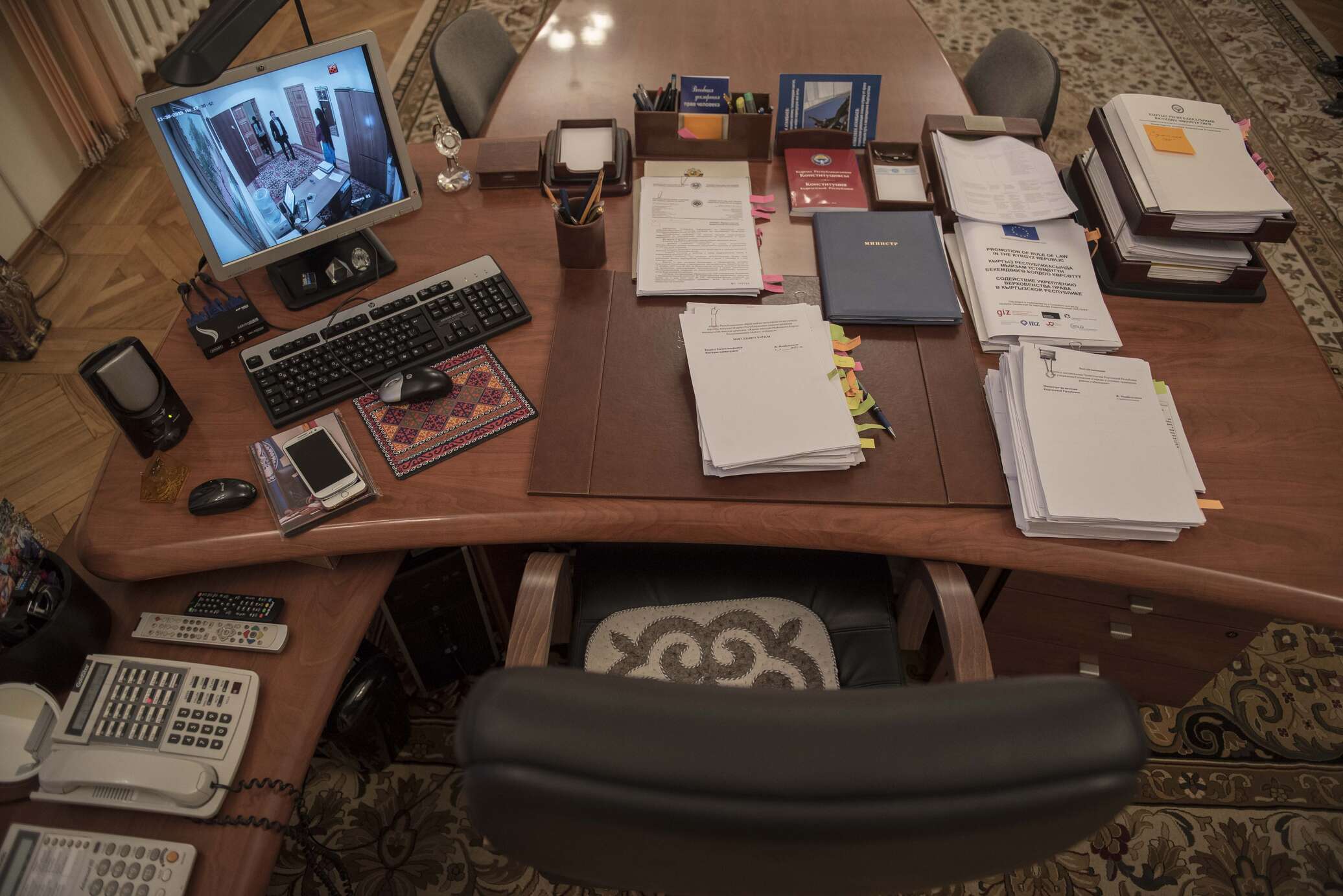 Фото рабочего стола с документами
