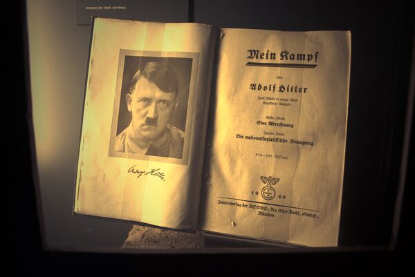 Книга Адольфа Гитлера Майн кампф. Архивное фото - Sputnik Кыргызстан