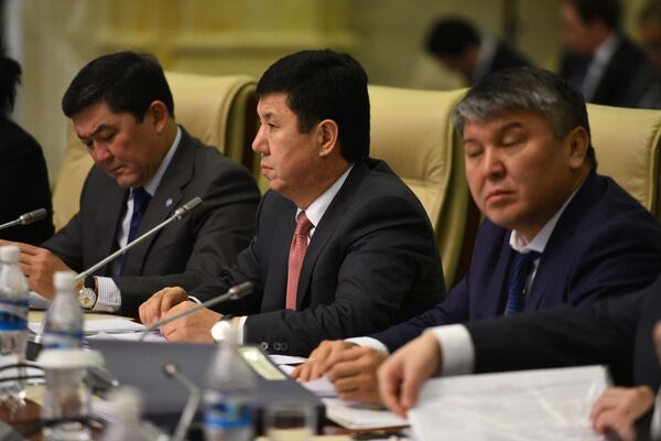 Премьер-министр Темир Сариев во время заседания. - Sputnik Кыргызстан