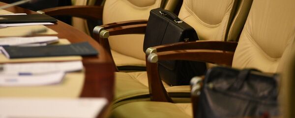 Портфель на кресле. Архивное фото - Sputnik Кыргызстан