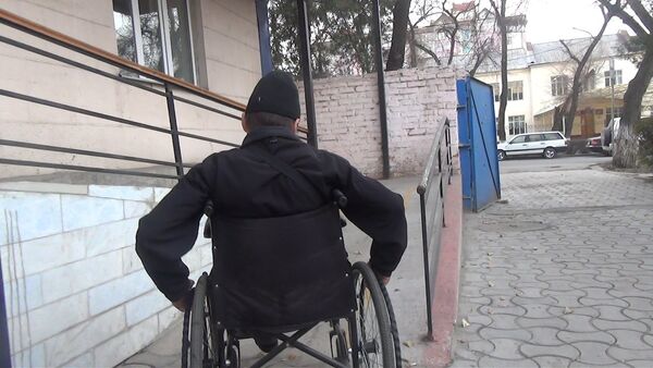 Каково быть инвалидом в Бишкеке или прогулка по городу на коляске - Sputnik Кыргызстан