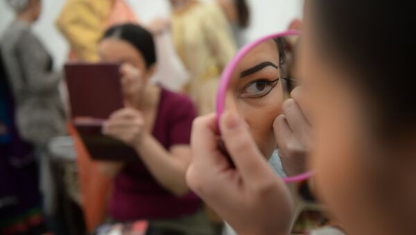 Девушка наносит себе макияж. Архивное фото - Sputnik Кыргызстан