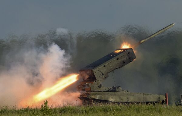 Пуск ракеты тяжелой огнеметной системой залпового огня ТОС-1А. Архивное фото - Sputnik Кыргызстан