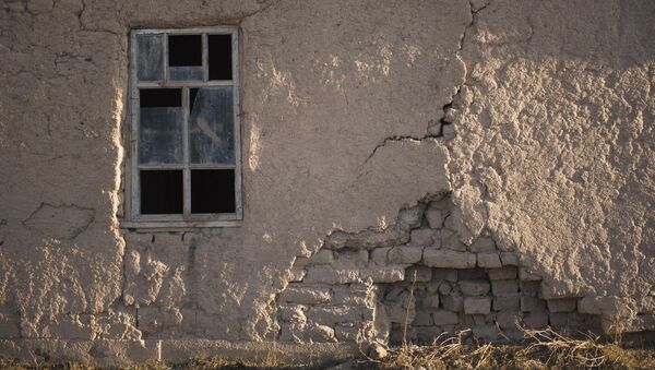 Трещина на стене жилого дома. Архивное фото - Sputnik Кыргызстан