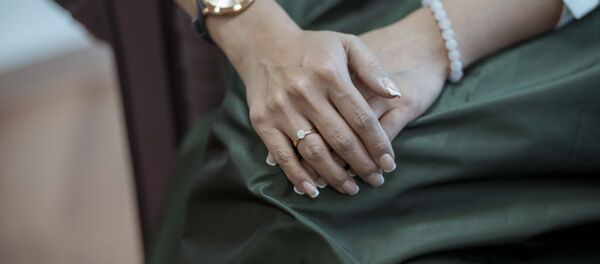 Сплетенные руки женщины. Архивное фото - Sputnik Кыргызстан