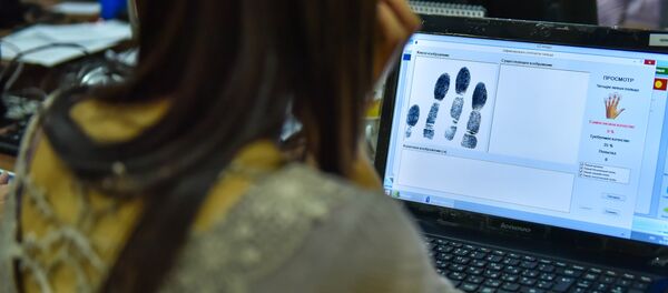 Оператор проверяет биометрические данные гражданина Кыргызстана. - Sputnik Кыргызстан