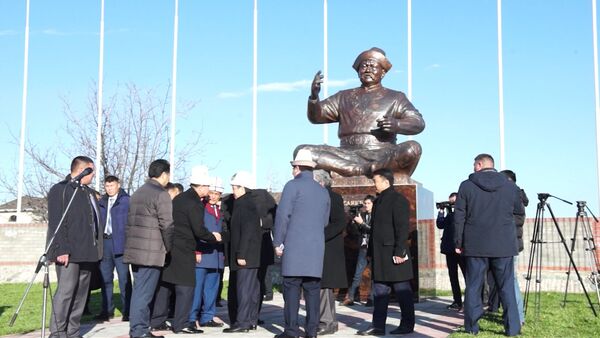Премьер снял полотно с памятника манасчы Саякбаю на церемонии открытия - Sputnik Кыргызстан