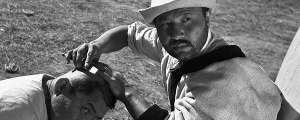 Фото с репетиции сцены фильма Трудная переправа. Архивное фото Фото с репетиции сцены фильма Трудная переправа. Архивное фото - Sputnik Кыргызстан