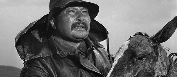 Актер, Кыргыз ССРинин эл артисти Советбек Жумадыловдун архивдик сүрөтү Актер, Кыргыз ССРинин эл артисти Советбек Жумадыловдун архивдик сүрөтү - Sputnik Кыргызстан